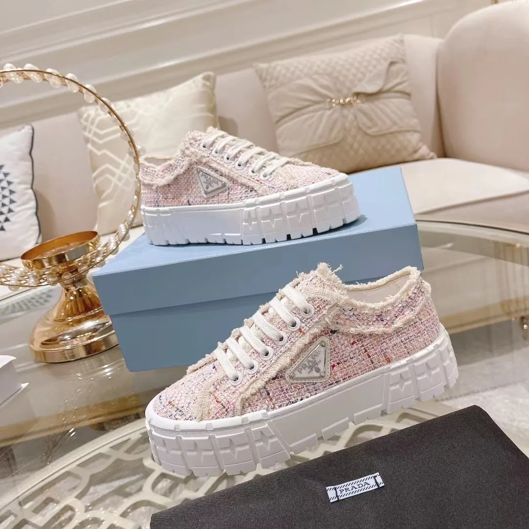 👟👟Ex-factory price 460👟👟 PRADA 2 autumn and winter new model Upper: washed canvas, lining sheepskin The latest thick-soled fashion catwalk shoes Re-released [Strong] Elegant and generous [Rose] Outsole: One-to-one molded sole Original packaging Heel height 5cm, original metal triangle buckle, four colors available Black, White, Light Pink, Light Blue Code Number: 35-41 34.42 can be customized